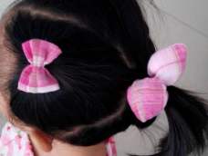 到了吃桃子的季节了，给闺女做个桃子发饰戴戴