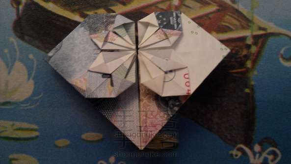 用钱币做的心形。折纸手工