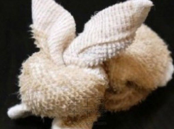 如何用毛巾布快速编扎出一个可爱小兔子  创意手工