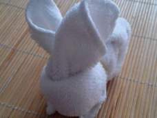 如何用毛巾布快速编扎出一个可爱小兔子  创意手工
