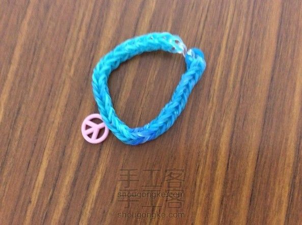 如何放挂饰在手链上 彩虹织机