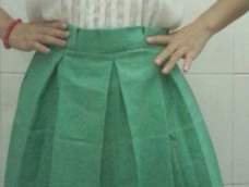 一条绿色的褶皱裙 这条在腰上有稍作改造