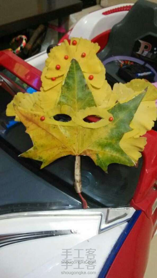 宝捡了一片她爱的叶子我给做成面具了
