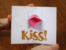 情人节将至，是否在为送什么礼物而发愁，不妨亲手做一张贺卡，给他献上一个浪漫甜蜜的“恶作剧之吻”，让他一“吻”难忘……