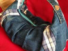 旧牛仔裤改造包包。