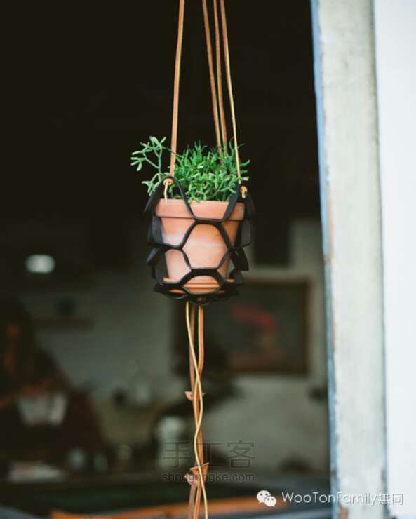 （转）你家的花盆还在“放”着吗？试试把它们吊起来也不错呢。就让小编手把手地教你如何把花盆漂亮地吊起来吧！