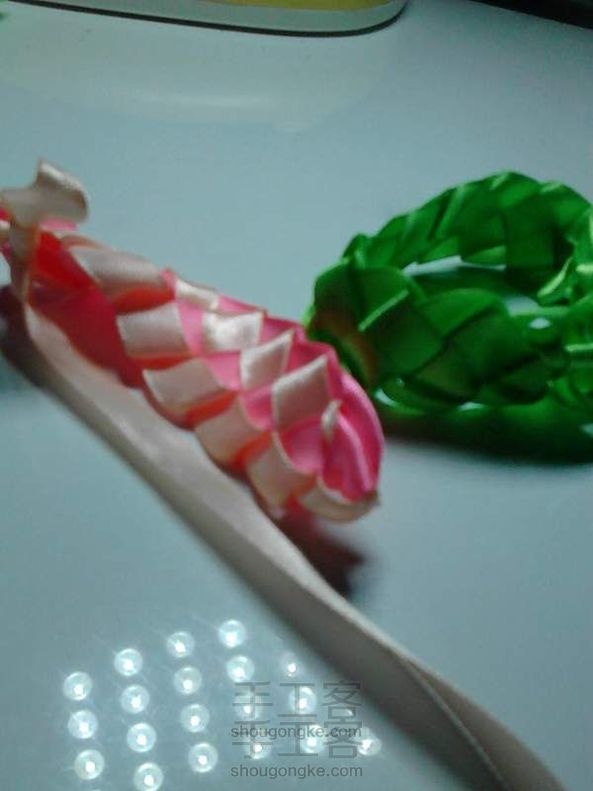 圣诞饰品(3)两色丝带手链,花环,还可以当书签哦!