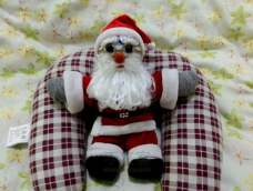 一只袜子变身塞上填充物，变成一个玩偶；为他穿上节日的盛装，戴上喜庆的帽子，再化化妆，摇身一变变成了一位和蔼可亲的圣诞老人……