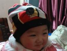 宝宝的一件线衣小了，就给宝宝改了一个帽子！现在天气冷了，帽子刚刚好用上！