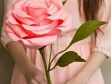 做一朵纸玫瑰，代表自己的心意送给亲爱的她吧