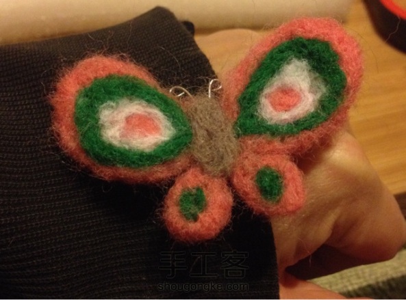 可爱的羊毛毡蝴蝶发夹。
