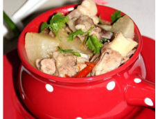 萝卜炖羊肉，有荤有素还有汤，是一道非常营养美味的汤。给家人一个暖冬吧。