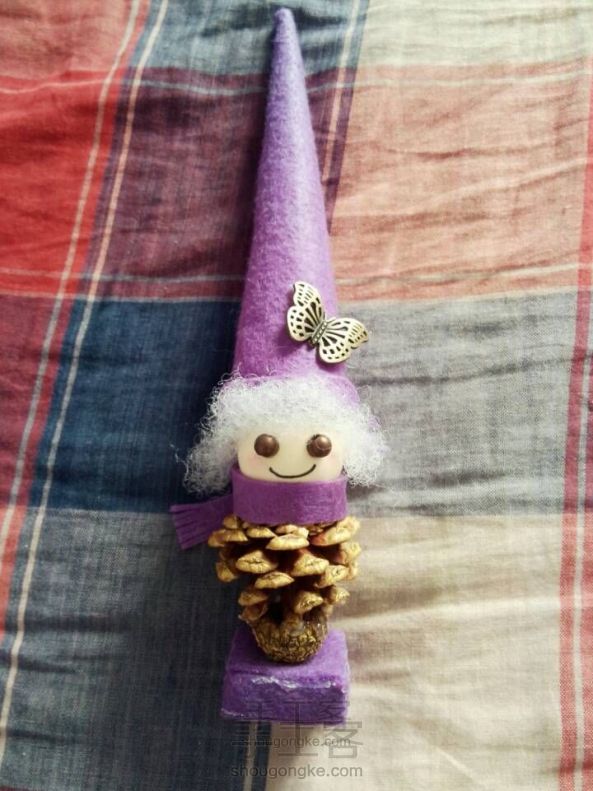 废物利用，用松果做一个紫色的装饰娃娃！