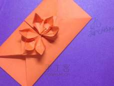 这是一个很温馨的折纸作品。一枚精致的信封，封口处开着一朵美丽的小花。许多甜蜜的心事，都收藏在信封里面了。想必收到这样一封信笺的人，内心一定会充满着喜悦。