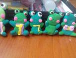 教你用粘土做一个可爱的青蛙家族。