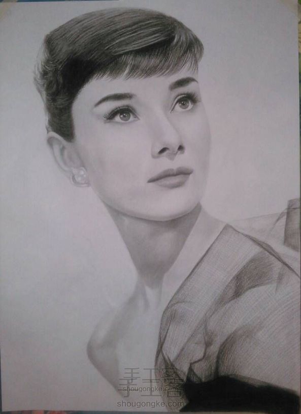 奥黛丽·赫本(Audrey Hepburn)美女手绘素描教程