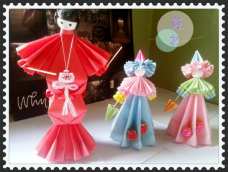 简单的折纸，动动小手，折上几个有趣的纸娃娃作为装饰，摆在家里是很不错创意噢。(≧∇≦)