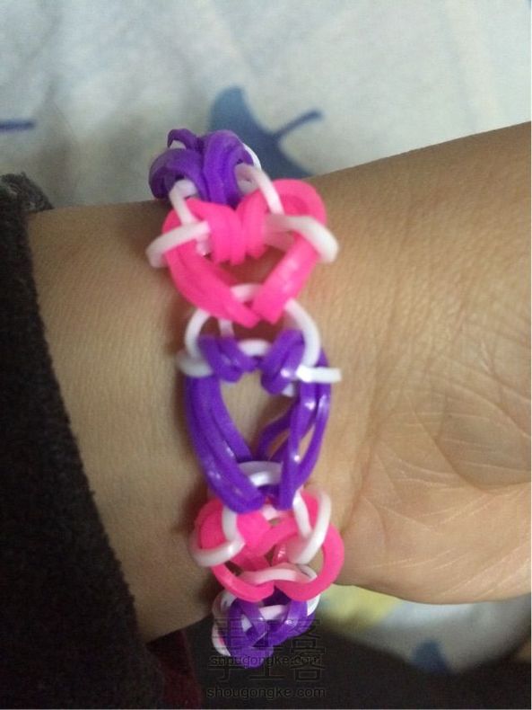 彩虹机之逢合的心手链编织。