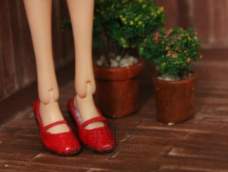 六分娃娃的小脚也能穿上美美的自制娃娃鞋，快来学起来吧。