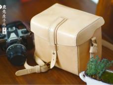 原色意大利植绒皮制作的相机包，原创造型设计，包身侧面需要塑形。