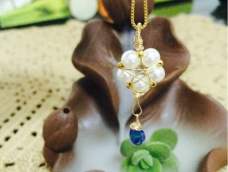 珍珠与金色也是极配的。五颗珍珠围绕成一个五角星，夏天到了已是珍珠的季节。