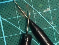 觉得缝衣服的针做细节针非常好用，可是缝衣针很爱丢，用废弃的软陶制作一个笔杆，就可以当细节针使用啦