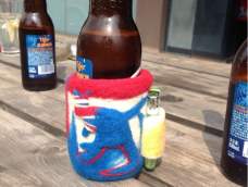 这是用湿毡加针毡的方式，给一个澳大利亚朋友做的啤酒保温套。