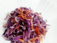 紫甘蓝最营养的吃法便是凉拌，配以甜元葱，胡萝卜，营养更是美味，偶家的私房菜(≧∇≦)