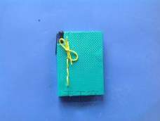口袋笔记本，可装入一般大小的口袋的笔记本。内装笔记本内芯（5寸b7纸），外部尺寸10*13.5厘米，制作时有一个方孔，可插入短笔（市面有售，11—12厘米左右），实现了笔本合一。