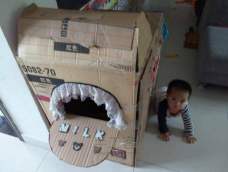 两个能放进自家孩子的大纸箱，拼成一个小p孩都爱藏身的小房子，乐趣多多啊！