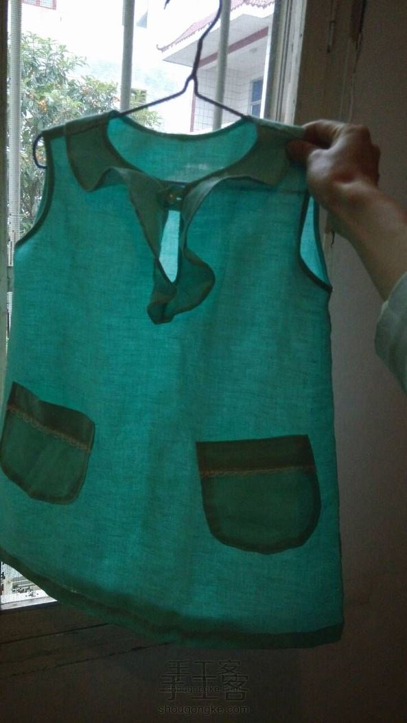 宝宝湖蓝色荷叶边亚麻连衣裙