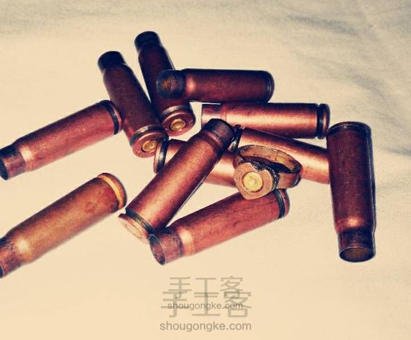 子弹壳打磨出戒指💍,送给军嫂