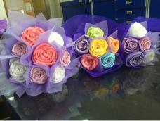 玫瑰的教程手工客里很多了，简单的包装一下可以使你的花花更美