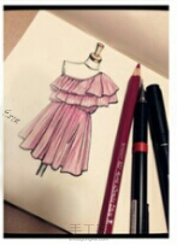 富有立体感的粉色时尚连衣裙「转」