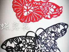 美丽的蝴蝶在纸上栩栩如生，你也来剪一个吧！