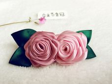 【公主の皇冠】教你制作玫瑰花发饰【教程已发布】今天公主要介绍的手工饰品，是一款唯美的玫瑰花发饰，喜欢的客客们一起来学吧。本教程最难的地方，就是把粉色布条折成玫瑰花形状，具体如何DIY，请参看教程详细的图解吧^^