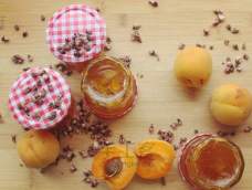 6~7月是杏子的季节，酸酸甜甜的杏酱加上珍贵的香草籽，绝对是面包的好搭档，自己做的健康又美味