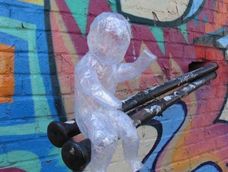 用塑料胶带仿制冰雕作品,还蛮有艺术感的,不过人形的是不是有点惊悚啊~( ⊙ o ⊙ )