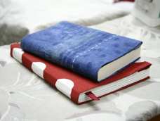 不同于大家常见的书衣做法，将特殊衬布熨烫在面料上一次成型，使书衣既有面料的触感又带有一点柔韧性。无明线，无需缝纫机。
