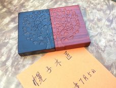 偶然在网上看见类似的机雕牌子,觉得挺漂亮的,就是太死板了。一直想自己做一对儿来玩,如今入了牙机,找了个空闲时间弄了两块儿,算给自己个交代,顺路督促下自己。
挑战机雕什么的就不敢说了,还是喜欢自己动手做的。从拿到材料到成品完工都亲力亲为的感觉是只有动手的人才恩能够体会到的。