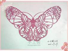 本人自幼喜欢蝴蝶和剪纸，通过把蝴蝶和剪纸相结合制做出了一系列的蝴蝶纸雕，每一个蝴蝶纸雕都是独一无二的孤品，今天给大家分享一个比较简单的，希望大家喜欢～欢迎点赞呦～
