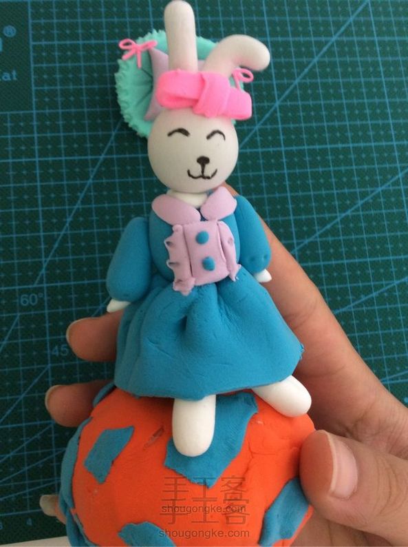 坐在蘑菇上的兔子