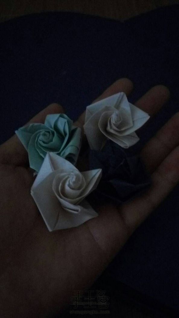 很简单的折纸玫瑰,
