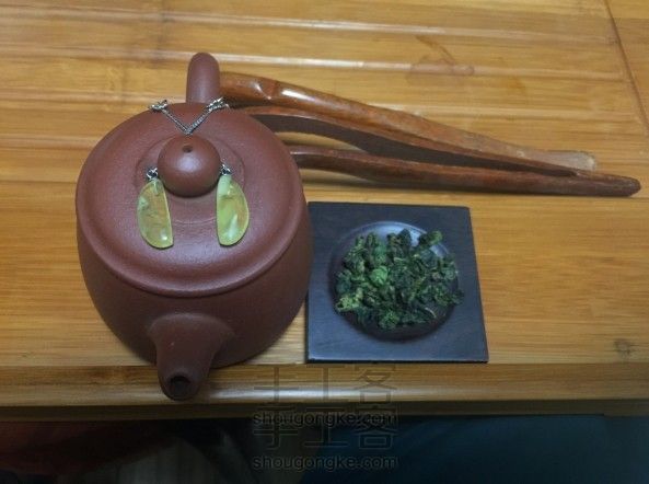 一盏香茗，品琥珀千年…