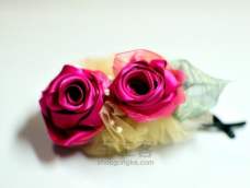 本人喜欢制作布艺玫瑰，此款为小巧的红色玫瑰花，适合淑女气质的发饰制作