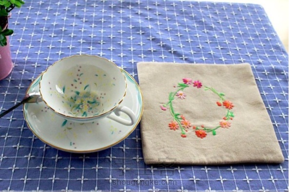 刺绣花环餐垫