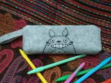 【原创】雨伞包装是灰色不织布，挺厚但不实用。改造成龙猫笔袋！😘