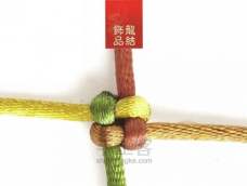 谢海斌，中国结编绳设计教学15年从业经验，致力于中国结编绳传统手工文化的传播和推广，出版相关专业书籍20多本，资深结艺设计师，广州龙结饰品有限公司创始人。