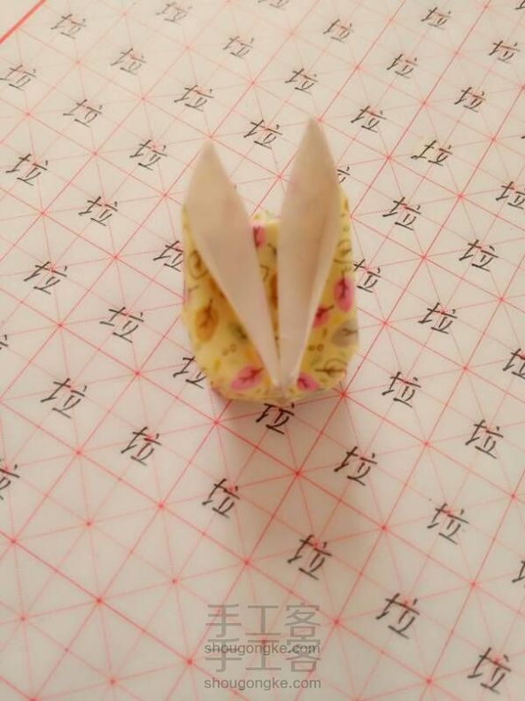 萌萌哒的小兔兔,送人也么么哒,配上甜甜的糖果~(≧▽≦)/