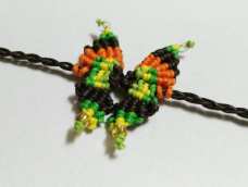 网上看到一个蝴蝶照片，摸索着用彩色棉线蜡绳编出来，有一定的质感，做手链做项链都很好看。